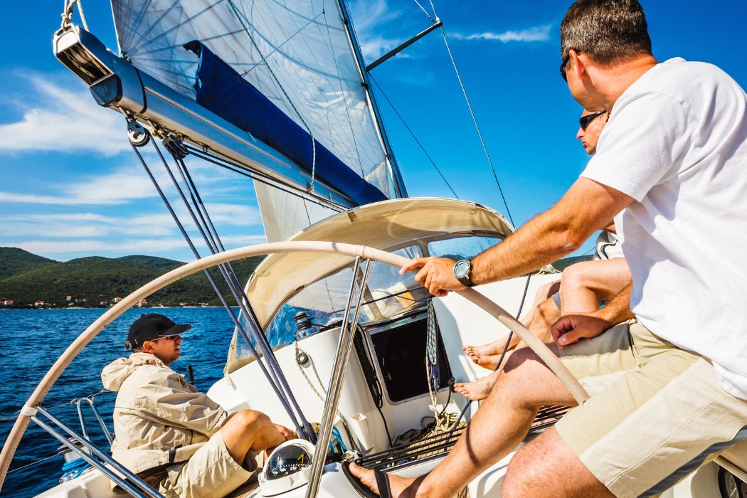 Profesjonalny kurs żeglarski: wskazówki od czego zacząć, aby sukcesywnie rozwijać swoją pasję i miłość do łodzi